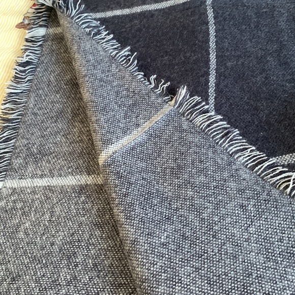 NWOT Shawl - Picture 4 of 6